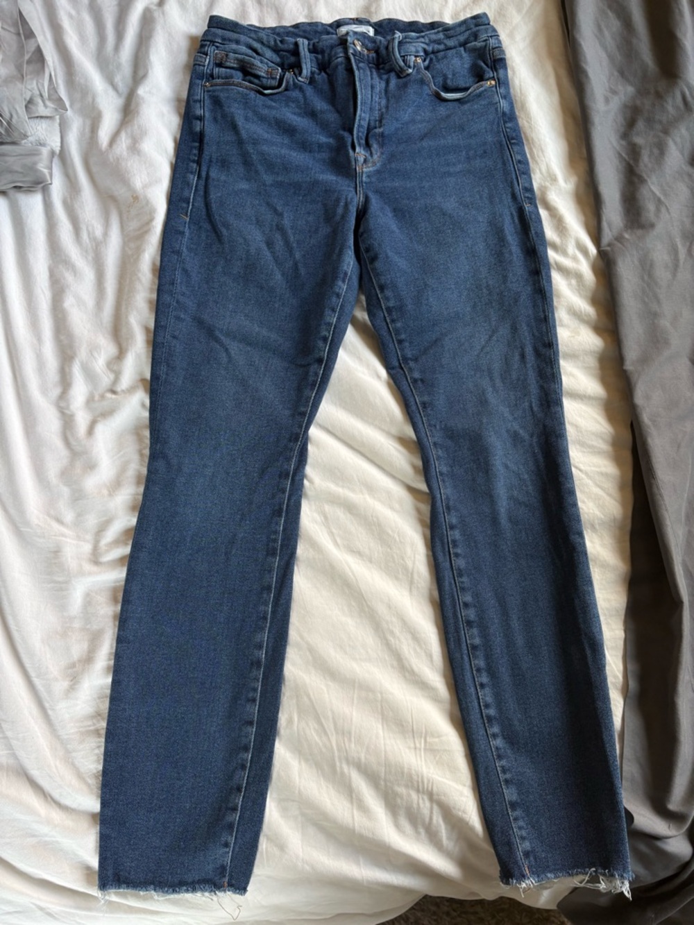 2 pairs of Good American Dark Blue & Light Blue Straight/Slim Leg Jeans